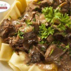Manzo alla stroganoff con pappardelle
