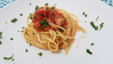 Pasta al tonno e pomodoro con peperoncino piccante | cucinare.it
