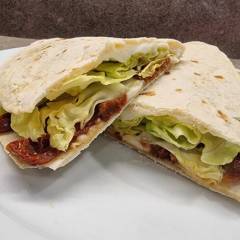 PIADINA CON POMODORI SECCHI, MOZZARELLA E INSALATA