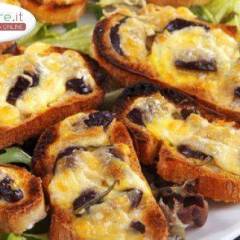 Bruschette con Olive e Mozzarella
