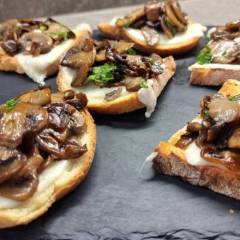 BRUSCHETTE AI FUNGHI CHAMPIGNON E PROVOLA