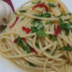 Spaghetti aglio olio e peperoncino