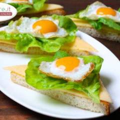 Tartine con uova di quaglia