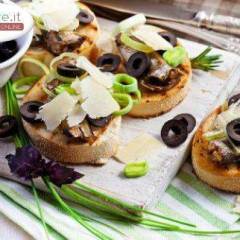 Crostini con Olive nere, Cipollotti e scaglie di Pecorino