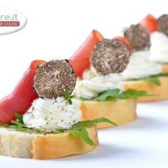 Bruschette con Rucola, Prosciutto Crudo, Formaggio e Tartufo