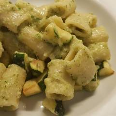 Pasta e crema di zucchine fritte