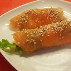 Involtini di salmone al sesamo
