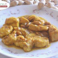 Bocconcini di Pollo alla Curcuma con Arachidi