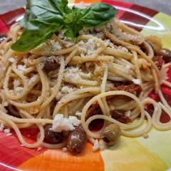 PASTA CON POMODORI SECCHI E OLIVE