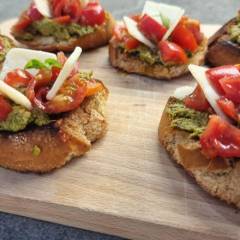 BRUSCHETTE CON PESTO E POMODORINI