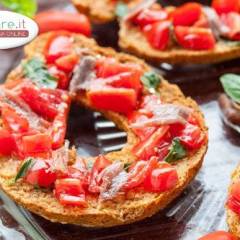 Friselle pugliesi al pomodoro e acciughe