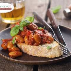 Crostoni con speck e fagioli
