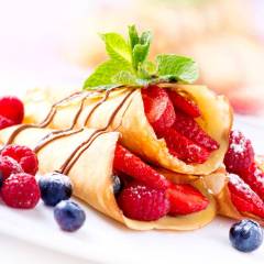 Crépe calde con frutti di bosco gustose e inebrianti