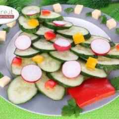 Insalata natalizia con cetrioli, ravanelli, peperoni e tofu