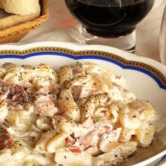 Gnocchetti sardi, speck, wurstel e panna