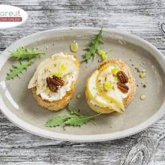Bruschetta con Crema di Formaggio, Pere, Noci Pecan e Miele