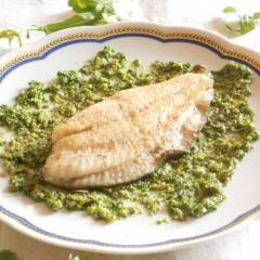 Filetti di Rombo in padella con pesto di Rucola alle Noci