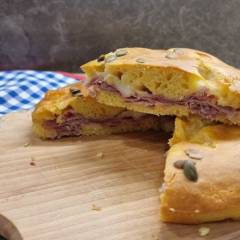 FOCACCIA RIPIENA PROSCIUTTO E MOZZARELLA