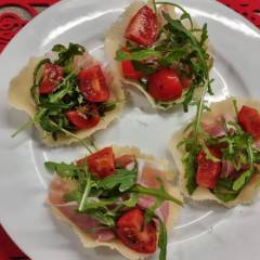 CESTINI DI FORMAGGIO CON PROSCIUTTO CRUDO