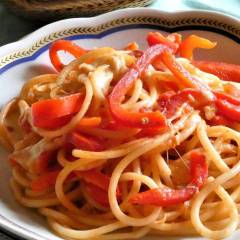 Peperoni e bucatini al forno