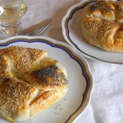 Fiori rustici di pasta sfoglia farciti