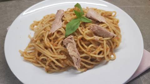 SPAGHETTI AL PESTO DI TONNO E POMODORINI | cucinare.it