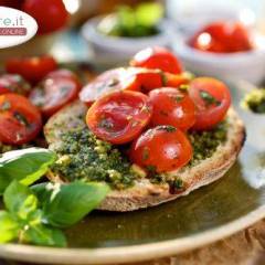 Bruschette al Pesto di Broccoli e Pomodorini