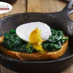 Bruschette con spinaci e uova in camicia