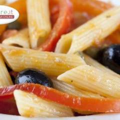 Penne con Peperoni rossi e olive nere