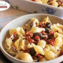 Conchiglie al forno con Pomodori secchi, Mozzarella e Olive piccanti