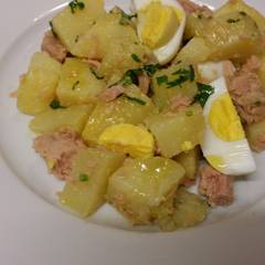 Insalata di patate con tonno
