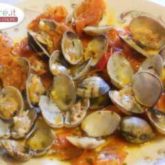 Vongole veraci in guazzetto con ciliegini, aglio e peperoncino piccante
