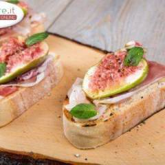 Bruschette con Prosciutto Crudo, Fichi e Menta piperita