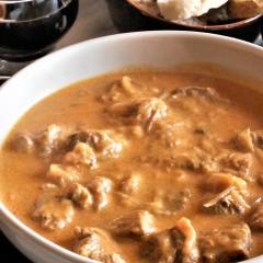 Gulasch di manzo e cipolle