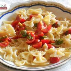 Insalata di Farfalle con Pomodorini marinati all'Aglio e Basilico