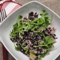 RISO BIANCO E NERO CON GAMBERI E RUCOLA