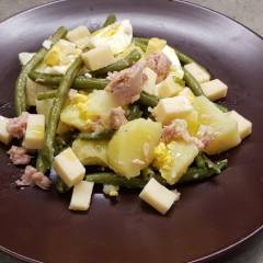 INSALATA DI PATATE, FAGIOLINI, UOVA E TONNO