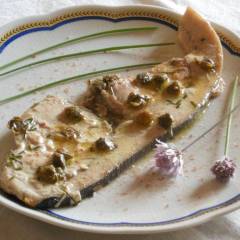 Pesce Spada al Pigato con Erba Cipollina, Capperi e Sale rosso