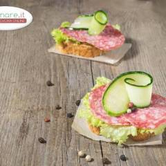Bruschette con Insalata, Salame e Zucchine