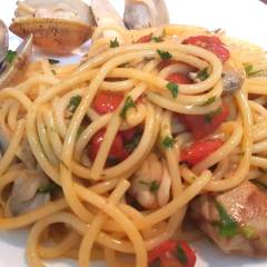 SPAGHETTI ALLE VONGOLE E POMODORINI
