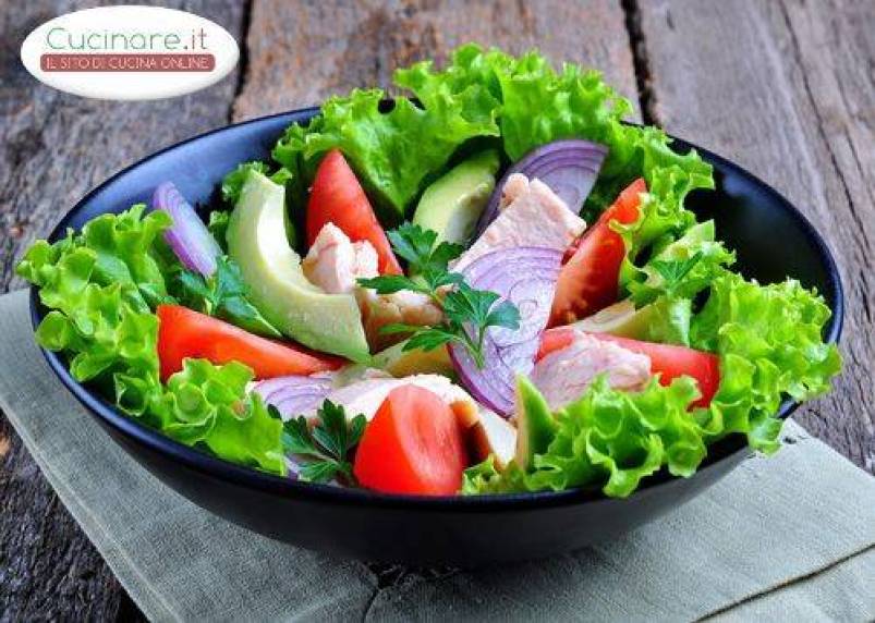 Insalata con Avocado, Tonno e Ortaggi Misti