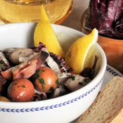 Insalata di polpo con radicchio e olive