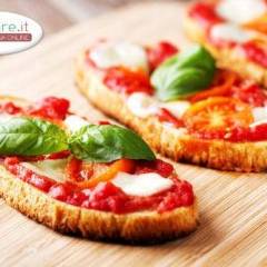 Bruschetta con Sugo di Pomodoro, Mozzarella e Basilico