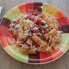 Rigatoni con carne in scatola