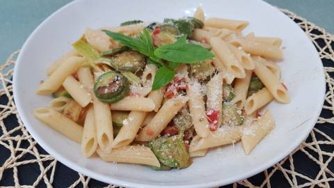 PASTA CON FIORI DI ZUCCA E ZUCCHINE | cucinare.it