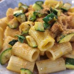 PASTA CON CREMA DI PEPERONE GIALLO E ZUCCHINE CROCCANTI