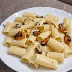 MEZZE MANICHE COZZE E PECORINO