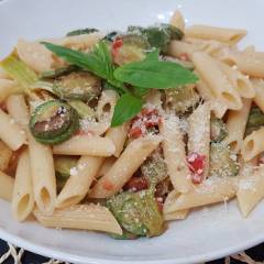 PASTA CON ZUCCHINE E FIORI DI ZUCCA