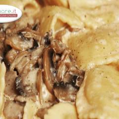 Ravioli ripieni di Patate Viola con Funghi al Vino Rosso