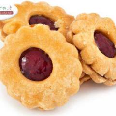 Biscotti tirolesi con confettura di fragole